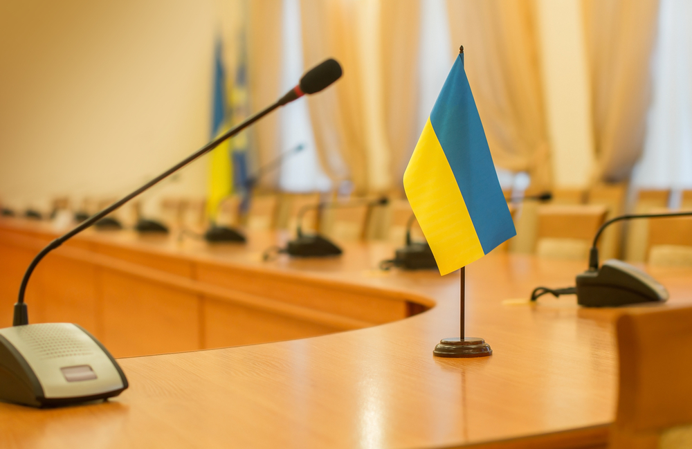 Ukrainische Flagge auf Verhandlungstisch